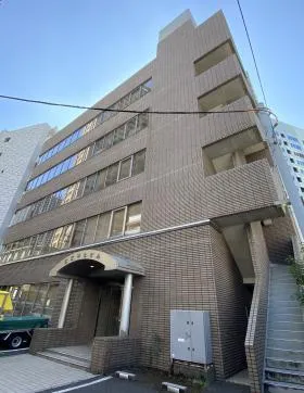 新倉本社ビルの外観