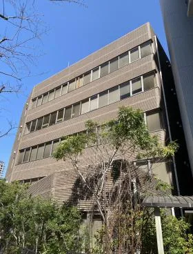 新倉本社ビルの外観
