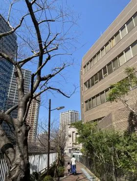新倉本社ビルの外観