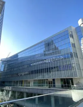 コスモス青山国連大学高等研究所棟ビルの外観