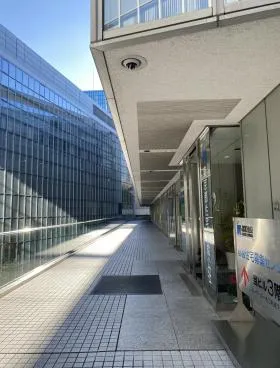 コスモス青山国連大学高等研究所棟ビルの外観