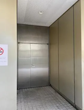 コスモス青山国連大学高等研究所棟ビルの外観