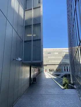 コスモス青山国連大学高等研究所棟ビルの外観
