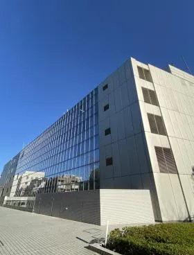 コスモス青山国連大学高等研究所棟ビルの外観
