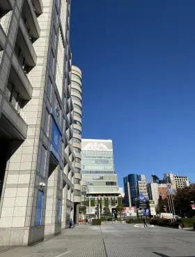 コスモス青山国連大学高等研究所棟ビルの外観
