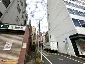 出入口隣の細い道を直進すれば当ビル着