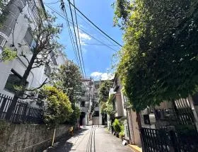 出入口前の道を進み、左に曲がって直進する