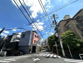 十字路を通過し、もう少し直進する