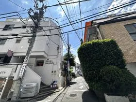 細い道に入り（セブンイレブンの近く）、左に曲がれば当ビル着