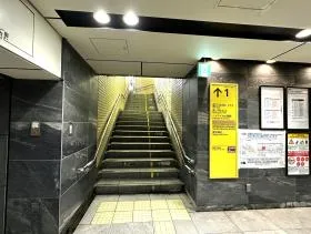 出入口1を目指す