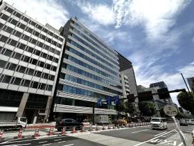 地上に出て外堀通り沿いを新橋駅方面に直進していけば当ビルに着く