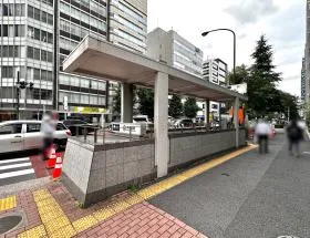 都営三田線「内幸町駅」からもアクセスしやすい（A3出入口から地上に出て、外堀通り沿いを虎ノ門方面に直進していけば着く）