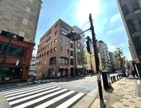 横断歩道で反対側に渡り直進する