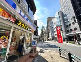 ローソンを通過して左に曲がれば当ビル着