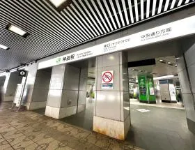 東口から出る