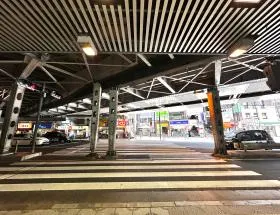 出入口前の横断歩道を渡る
