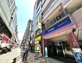 みずほ銀行ATMの手前で左に曲がる