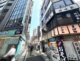 細い道（みずほ銀行ATMのすぐ近く）を直進していけば当ビル着
