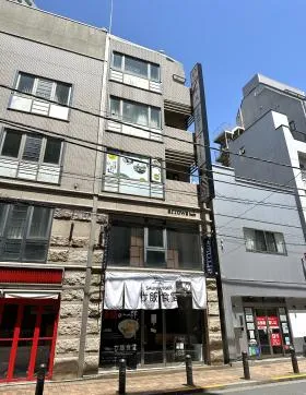 平凡立教前ビルの外観