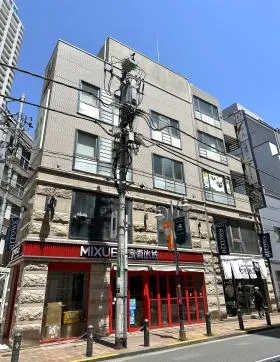 平凡立教前ビルの外観