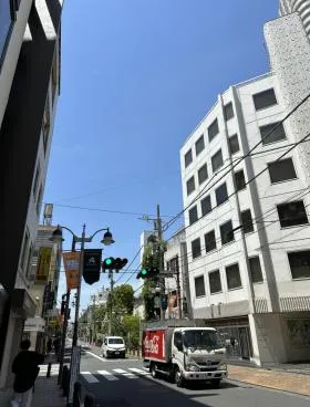 平凡立教前ビルの外観