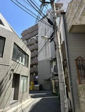 平凡立教前ビルの外観