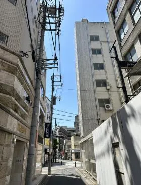 平凡立教前ビルの外観