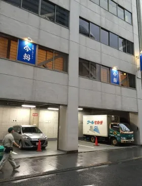 今朝ビルの外観