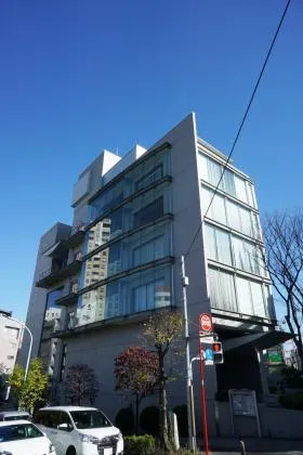 日仏会館ビルの外観