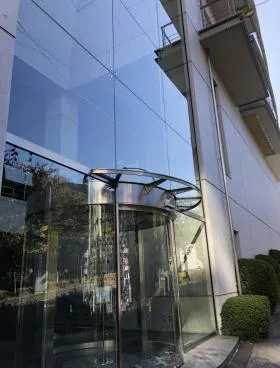 日仏会館ビルの外観