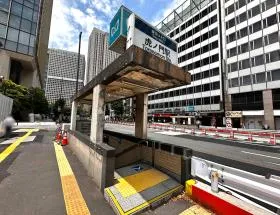 出入口1から地上に出る