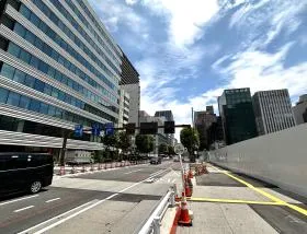 外堀通り沿いを直進する（新橋駅方面）