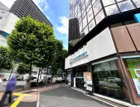 三井住友信託銀行を通過、もう少し直進すれば当ビル着