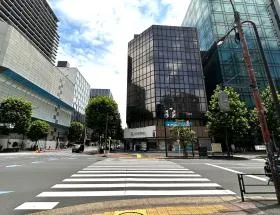 横断歩道を渡る