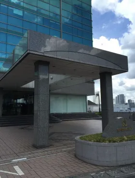 西本興産日の出ビルの外観
