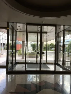 西本興産日の出ビルの外観