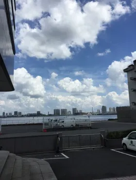 西本興産日の出ビルの外観