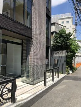 Stones Court表参道ビルの外観