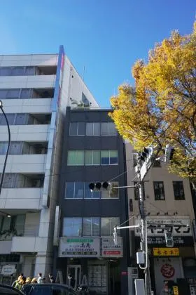 高商ビルの外観