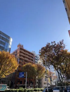 高商ビルの外観