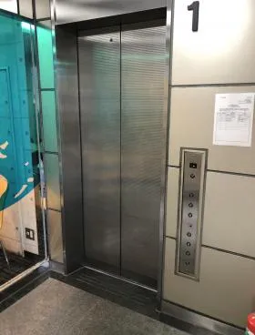 尾上貿易上野ビルの外観