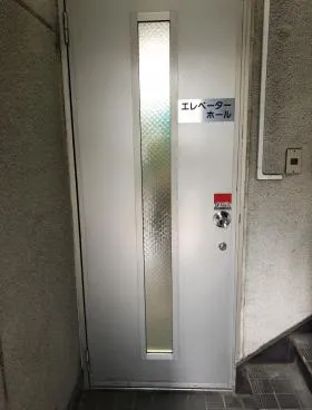 尾上貿易上野ビルの外観