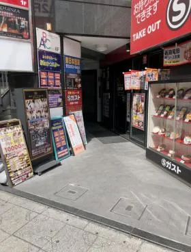 神田駅前ビルの外観