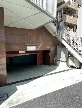 代々木駅前ビルの外観