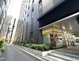 デイリーヤマザキの手前の細い道に入り、突き当りまで進む