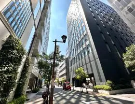 右へ少し進めば当ビル着