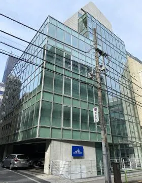 サンゴバンビルの外観