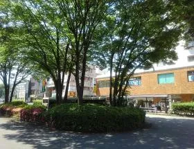 高尾パークハイツB棟ビルの外観