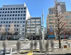 出入口近くの明治通りまで進み、横断歩道で反対側に渡る