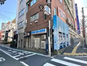 横断歩道を渡るとローソンがあるので、隣の細い道に入り直進すれば当ビル着